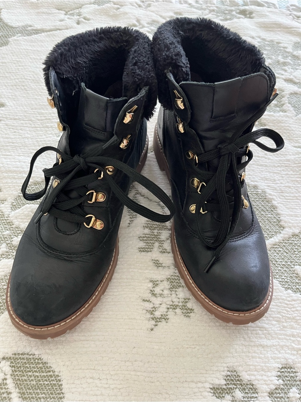 Women's Black Faux-Fur Lined Lace-Up Ankle Boots size 9